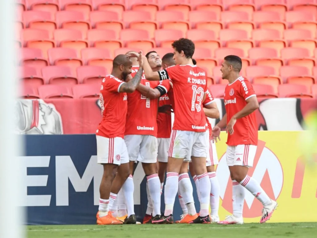 Inter vence o Goiás e fica a três pontos do líder