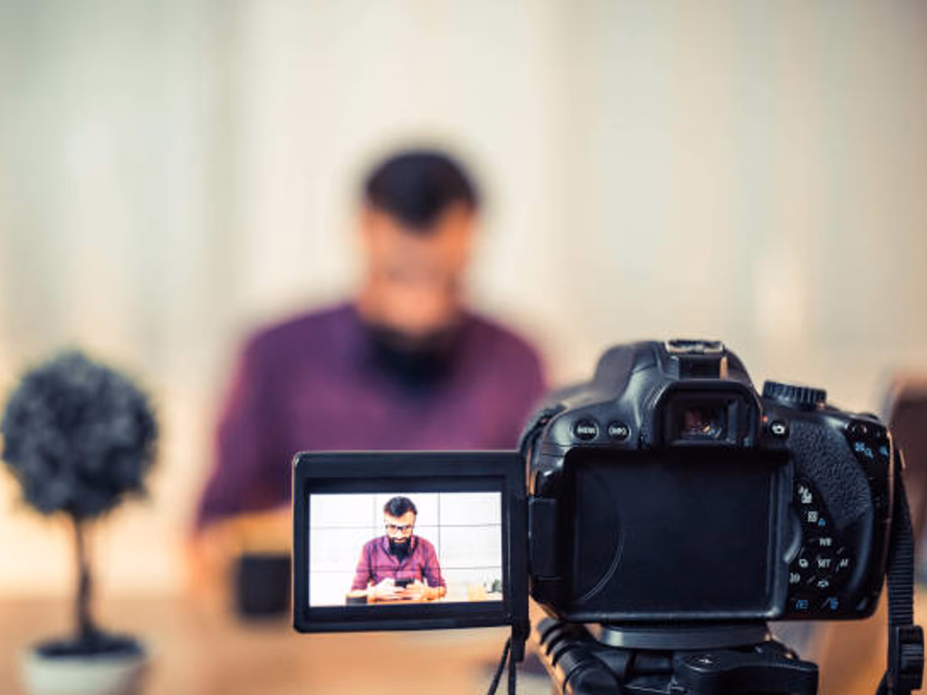 Influenciador condenado por danos coletivos em caso de exposição de crianças