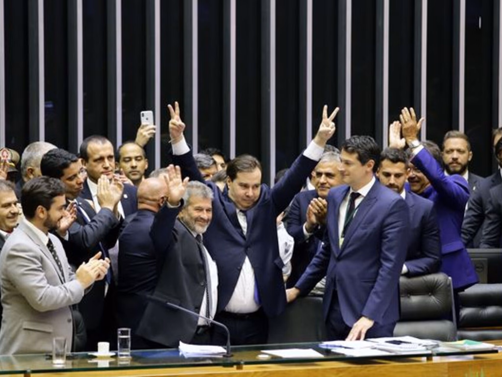 Rodrigo Maia é reeleito e Davi Alcolumbre presidirá o Congresso