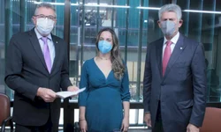 Bolsonaro anuncia auxílio para caminhoneiros autônomos