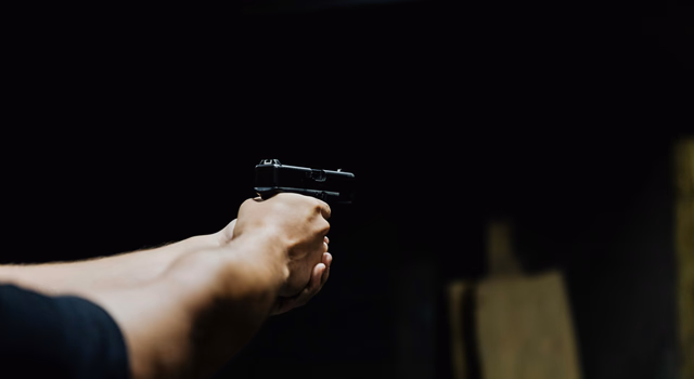 Mesmo com queda geral de homicídios, armas de fogo seguem liderando mortes de mulheres