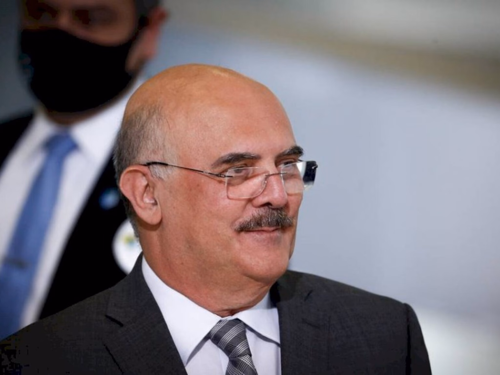 Ministro da educação pede antecipação da vacinação para educadores