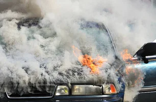 Veículo incendeia durante a madrugada
