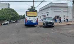Ônibus da Unipampa e veículo argentino colidem em cruzamento