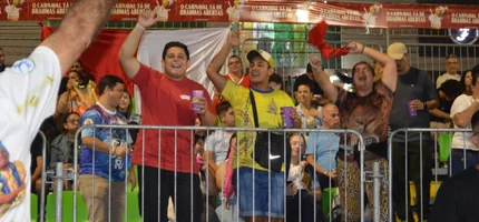 Público reunido no Carnaval Fora de Época de Uruguaiana