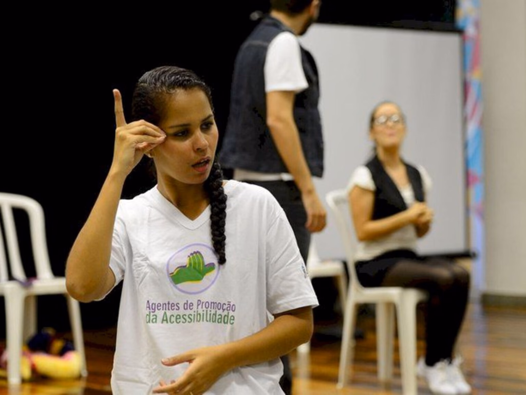 Universidade relança plataforma WikiLibras com mais de 17 mil sinais