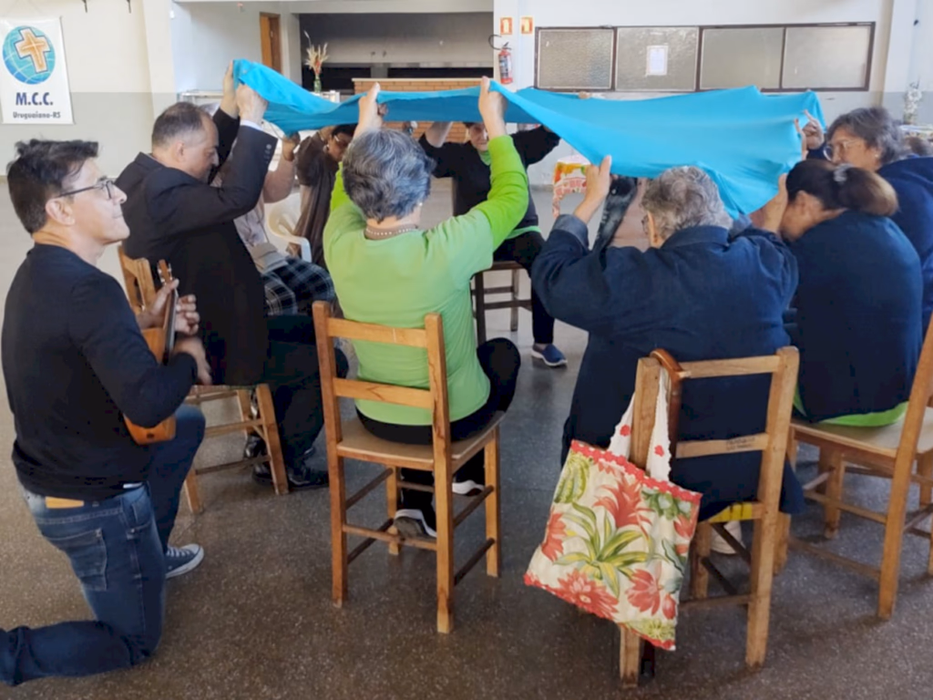 Grupo Girassol oferta musicoterapia à comunidade