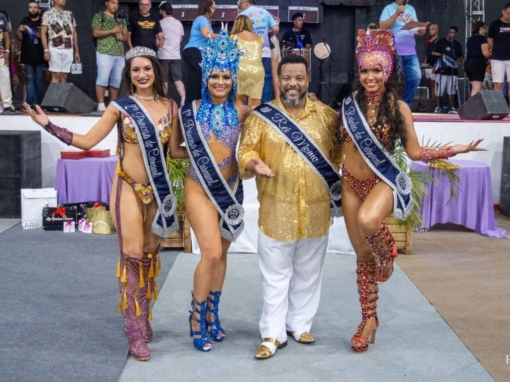 Oito escolas devem passar pela Passarela do Samba