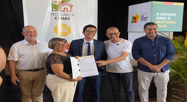 Mais de cem famílias da antiga Cohab recebem escrituras de imóveis