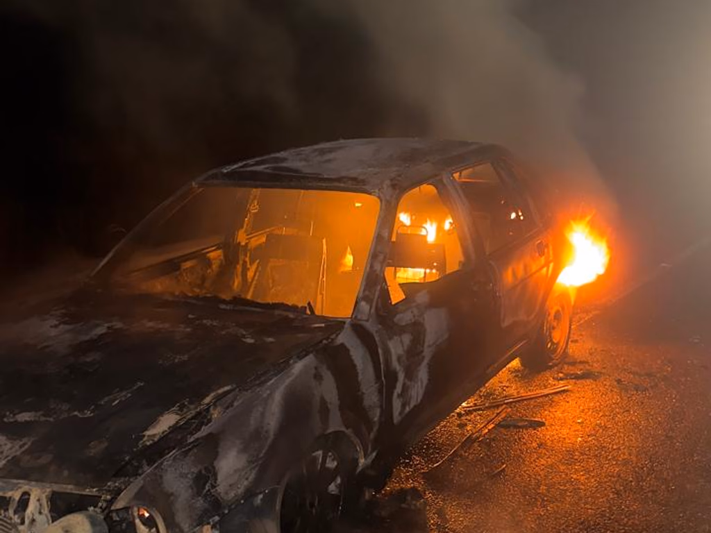 Veículo pega fogo às margens da BR-472