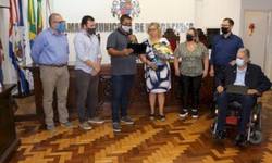 Salários em dia não estão garantidos e empresários são egoístas, diz Leite