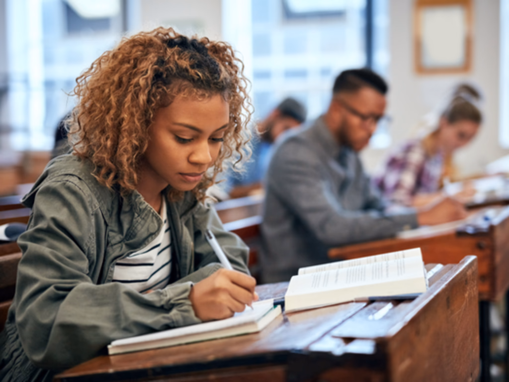 Capes lança campanha de alerta sobre oferta irregular de cursos