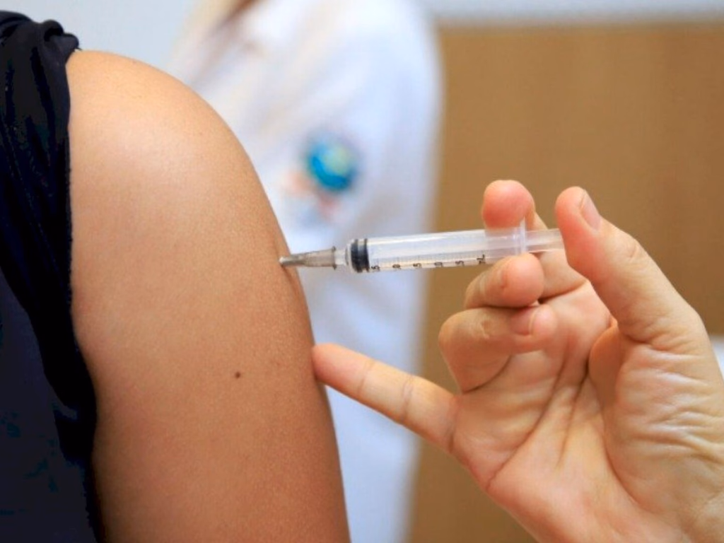 Intervalo para dose de reforço cai para quatro meses