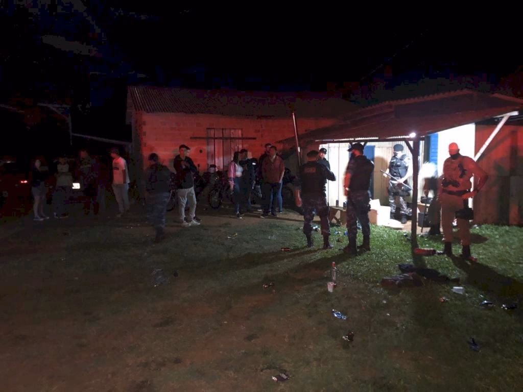 Órgãos acabam com festa clandestina que reunia cerca de 200 pessoas
