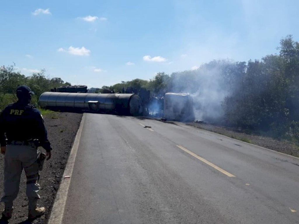 Acidente na BR-472 deixa dois mortos e trânsito interditado