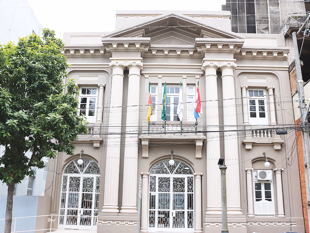 Município vai contratar profissionais para Saúde e Educação