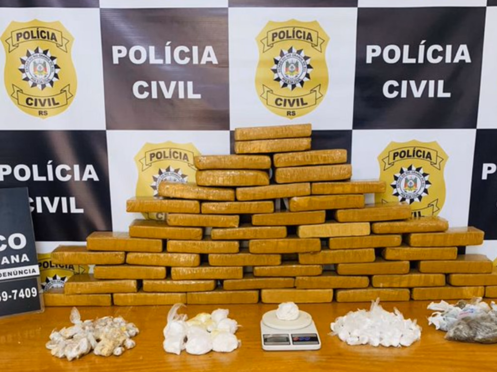 Polícia apreende 34 kg de drogas escondidas em baú
