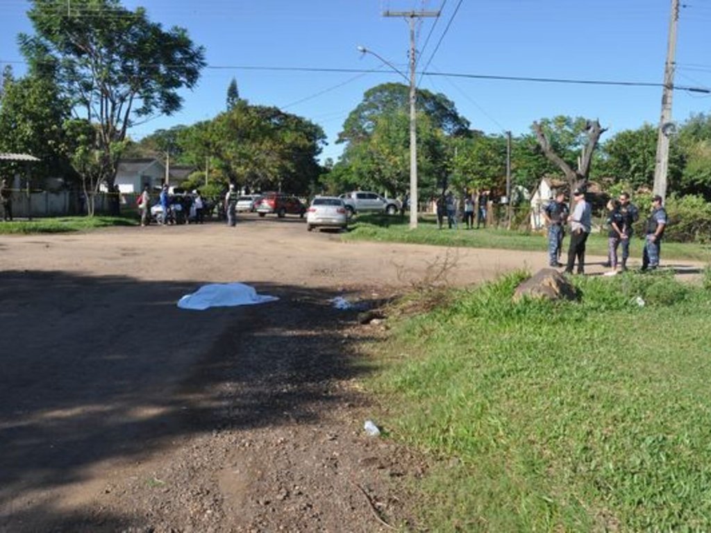 Criança de sete anos morre após ser atropelada e arrastada por carro