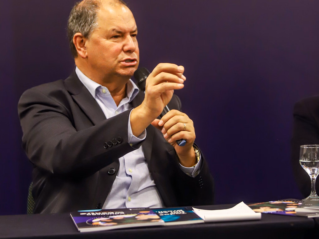 PL que regulamenta uso de celulares em sala de aula avança