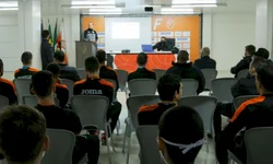 Neymar é expulso após agredir jogador