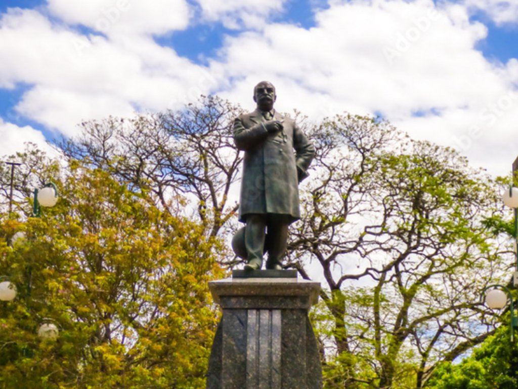 Briga entre adolescentes na Praça do Barão acaba na delegacia