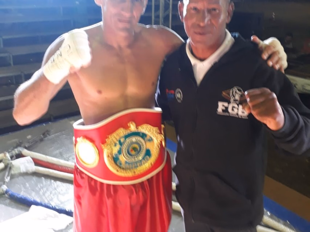 Uruguaianense atua como árbitro em evento de boxe em Cruz Alta