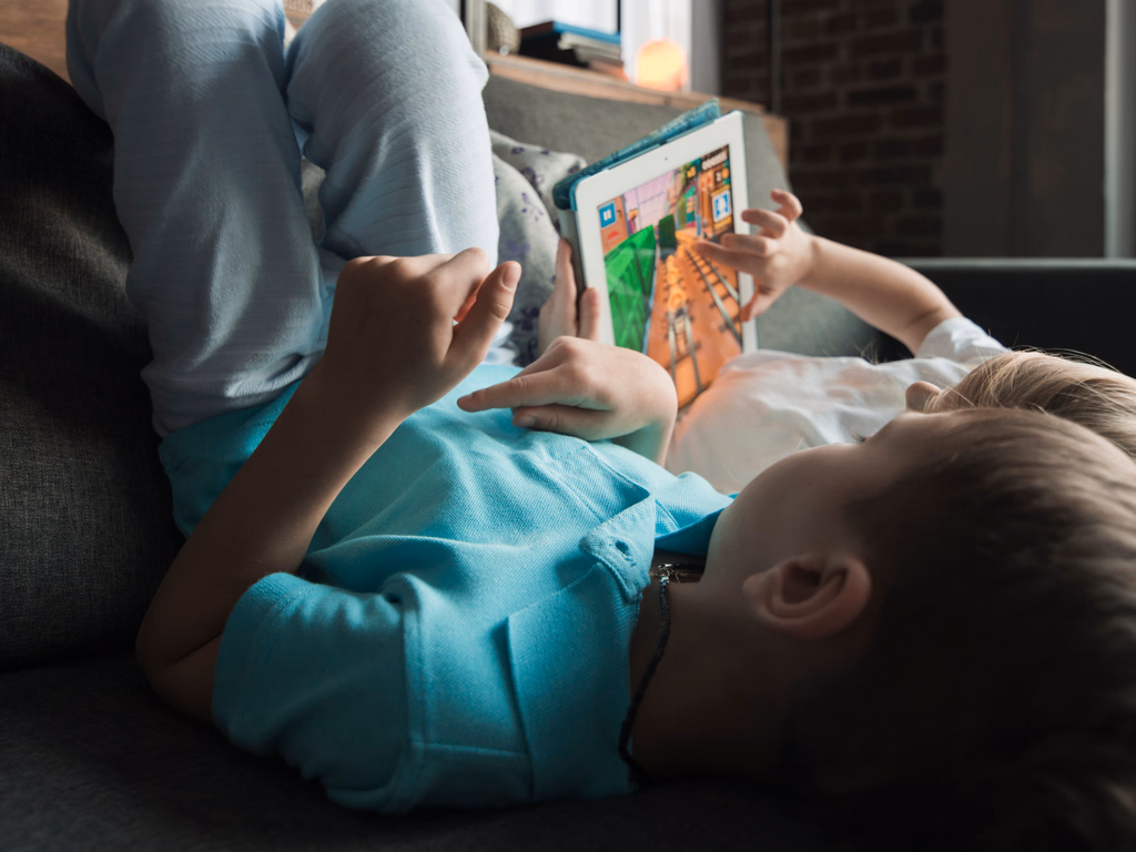 Excesso de telas por crianças pequenas reduz interações