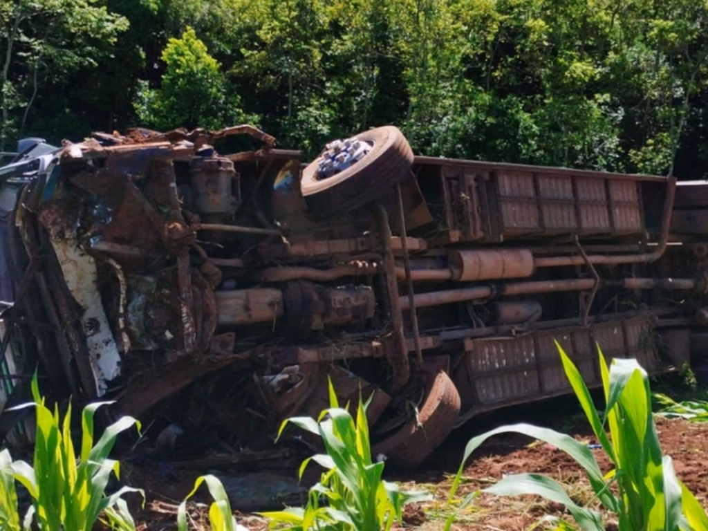 Ônibus da UFSM tomba com 35 estudantes e deixa sete mortos