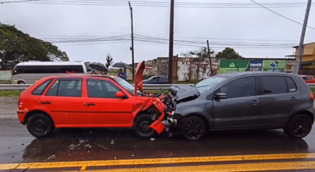 Colisão frontal deixa três feridos na entrada da cidade