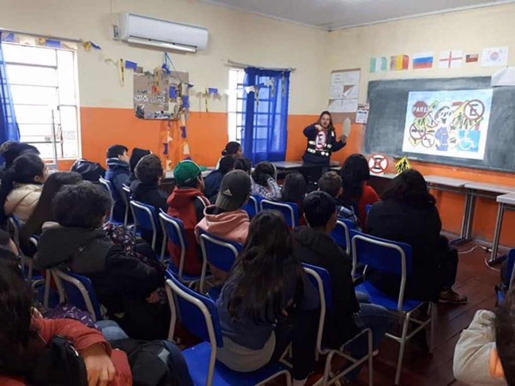 Alunos da Escola Getúlio Vargas recebem palestras educativas sobre trânsito