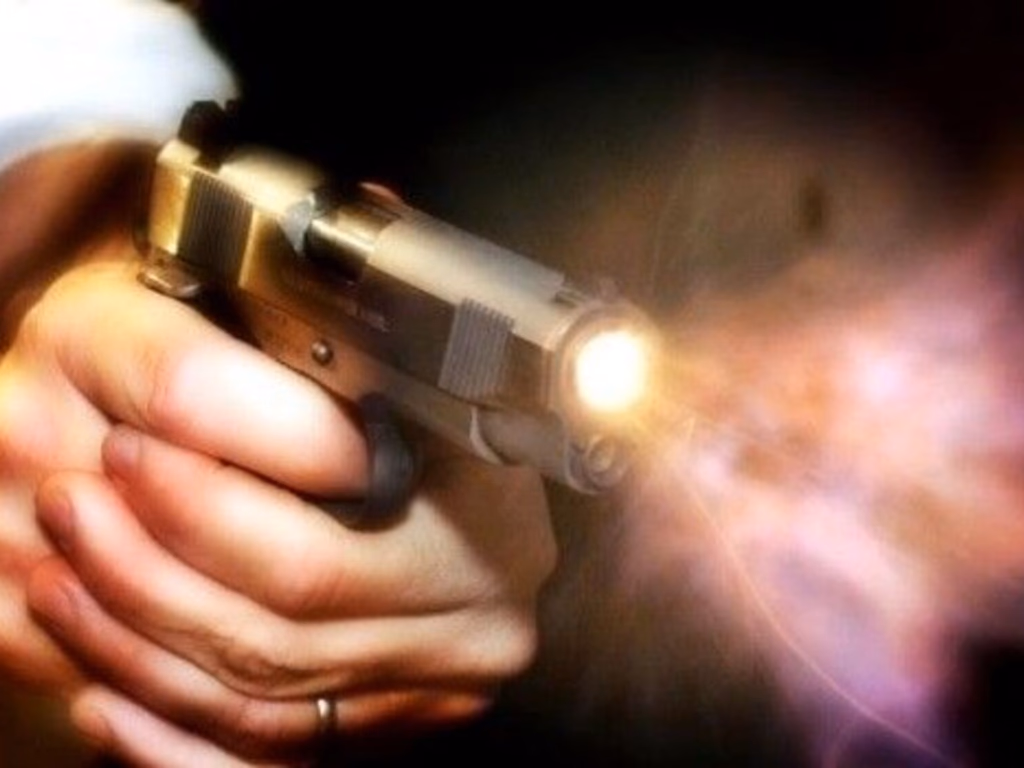 Homem é baleado na Proficar