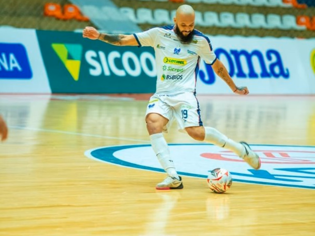 Jogador de futsal é preso preventivamente por agredir a companheira