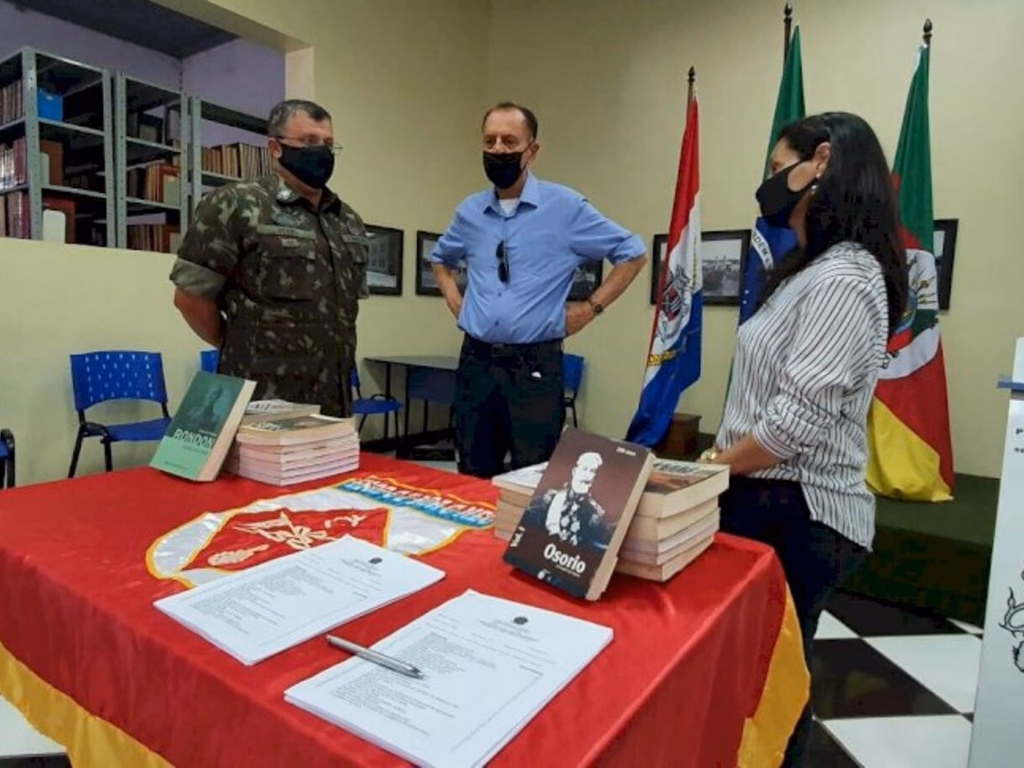 Biblioteca Pública recebe doação de livros do Exército
