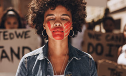 Quatro mulheres foram assassinadas por dia no Brasil em 2024