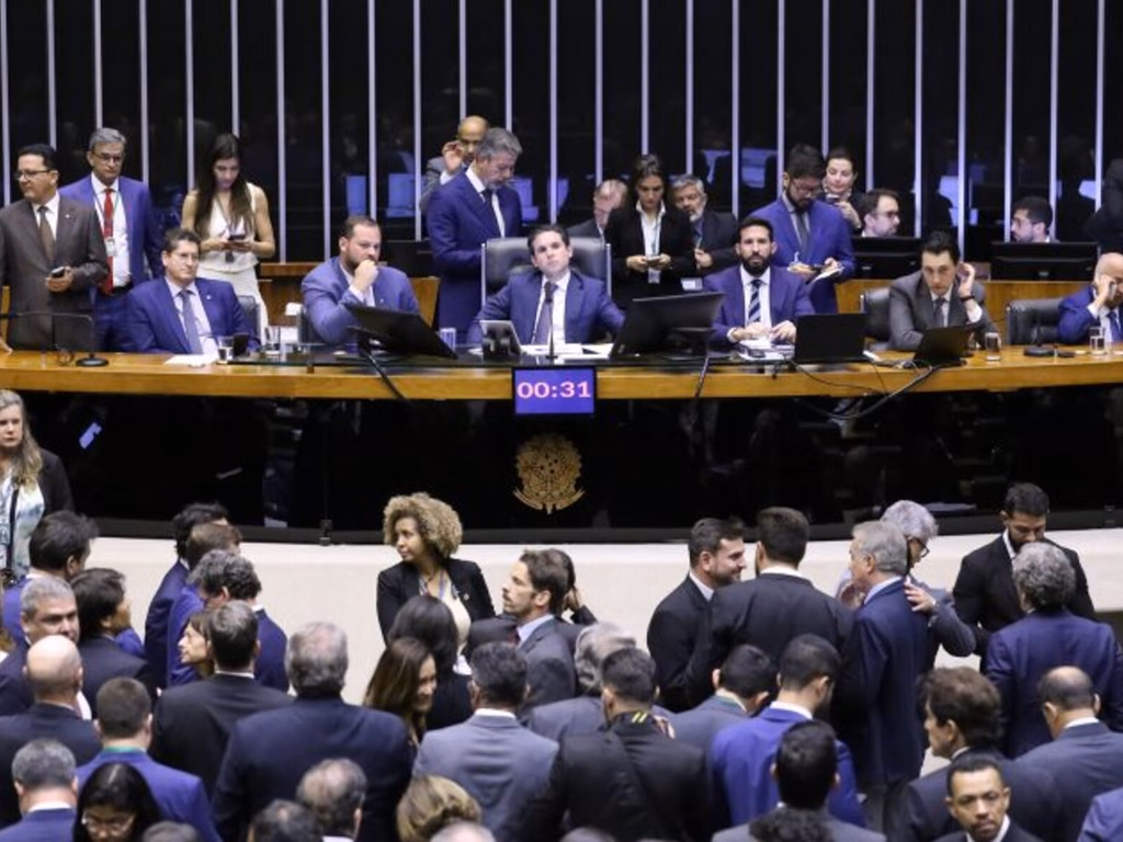 Câmara aprova isenção de IR para quem ganha até R$ 5 mil