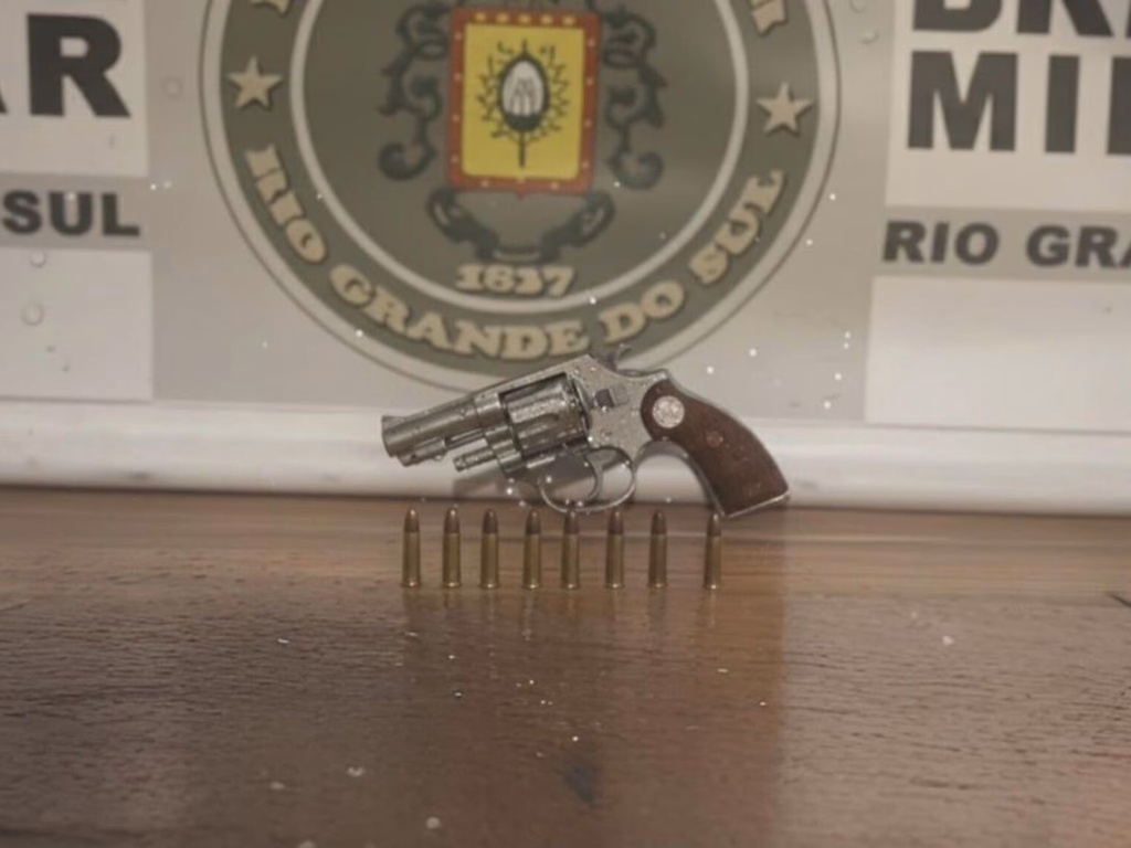 Homem é preso por violência doméstica e arma é apreendida