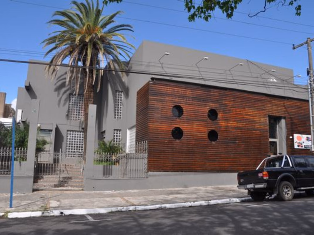 Homem é espancado na saída de casa noturna