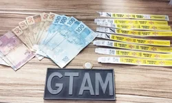 Dupla é presa vendendo pulseiras falsas na Avenida