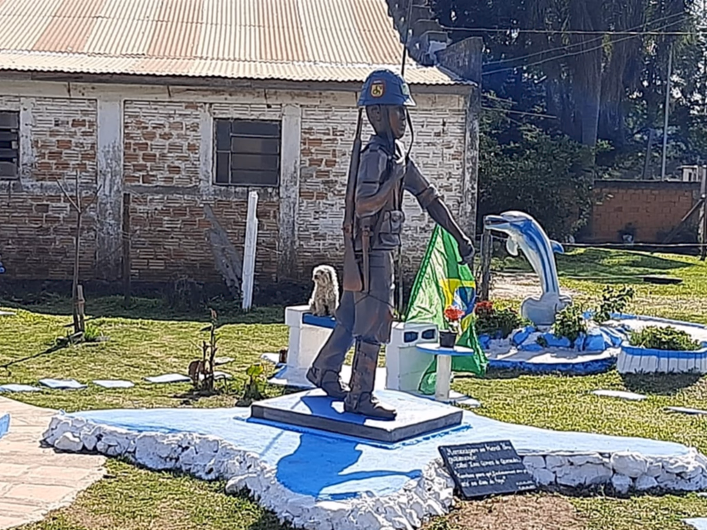 Estátua em homenagem ao Cabo Luiz Quevedo é erguida no bairro
