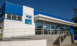 População faz fila para entrar na Caixa