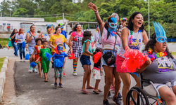 Deu Chucha na Zebra exalta a resiliência e promete desfile arrebatador