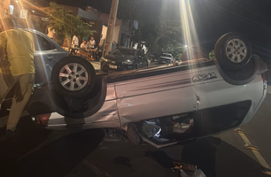 Colisão entre veículos termina em capotamento