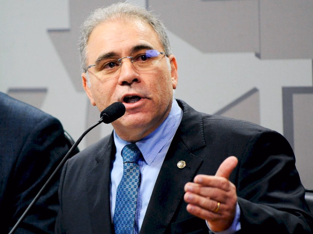 Terceira dose da vacina deve começar por idosos e profissionais de saúde