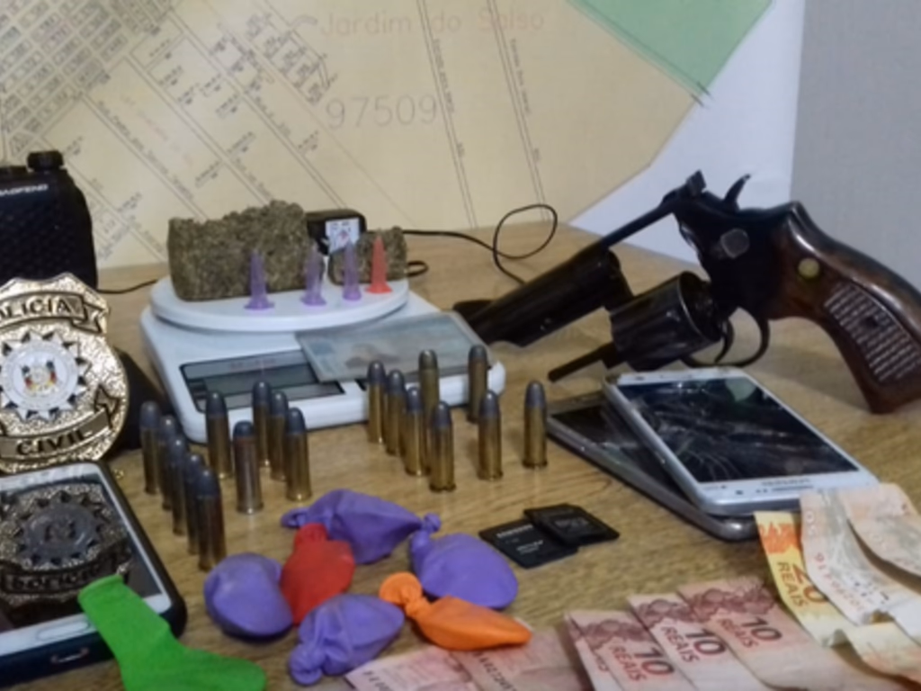 Defrec prende foragido com drogas, arma, dinheiro e documento falso