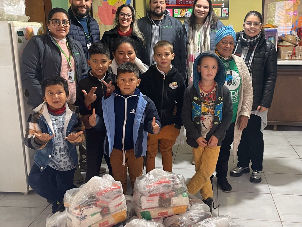 Associados da Sicredi Essência arrecadaram mais de quatro toneladas de alimentos