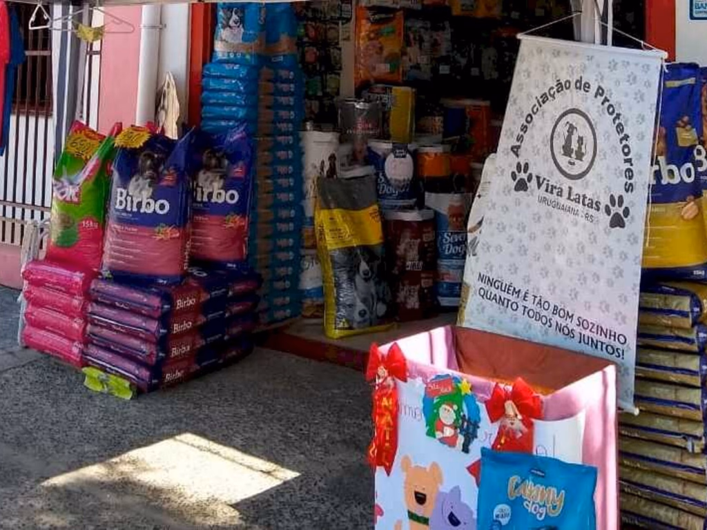 Voluntários estão arrecadando ração na rua General Hipólito