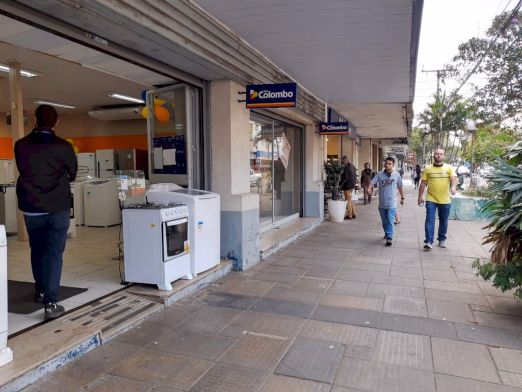 Com bandeira laranja, comércio reabre