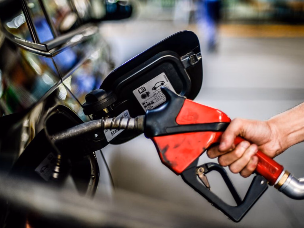Gasolina deve ficar mais cara a partir de sábado