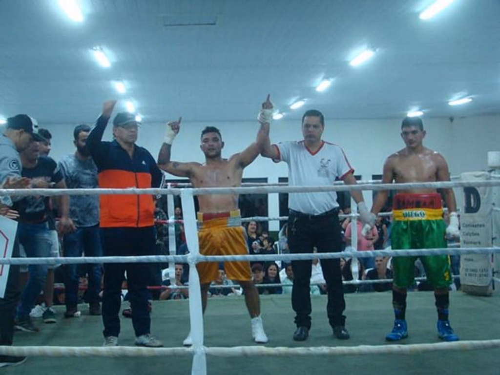 Mais de 200 pessoas prestigiam evento de boxe