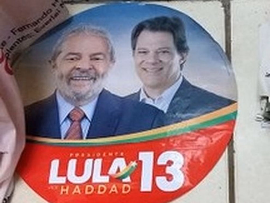 Brigada flagra petistas fazendo campanha para Lula na Barra